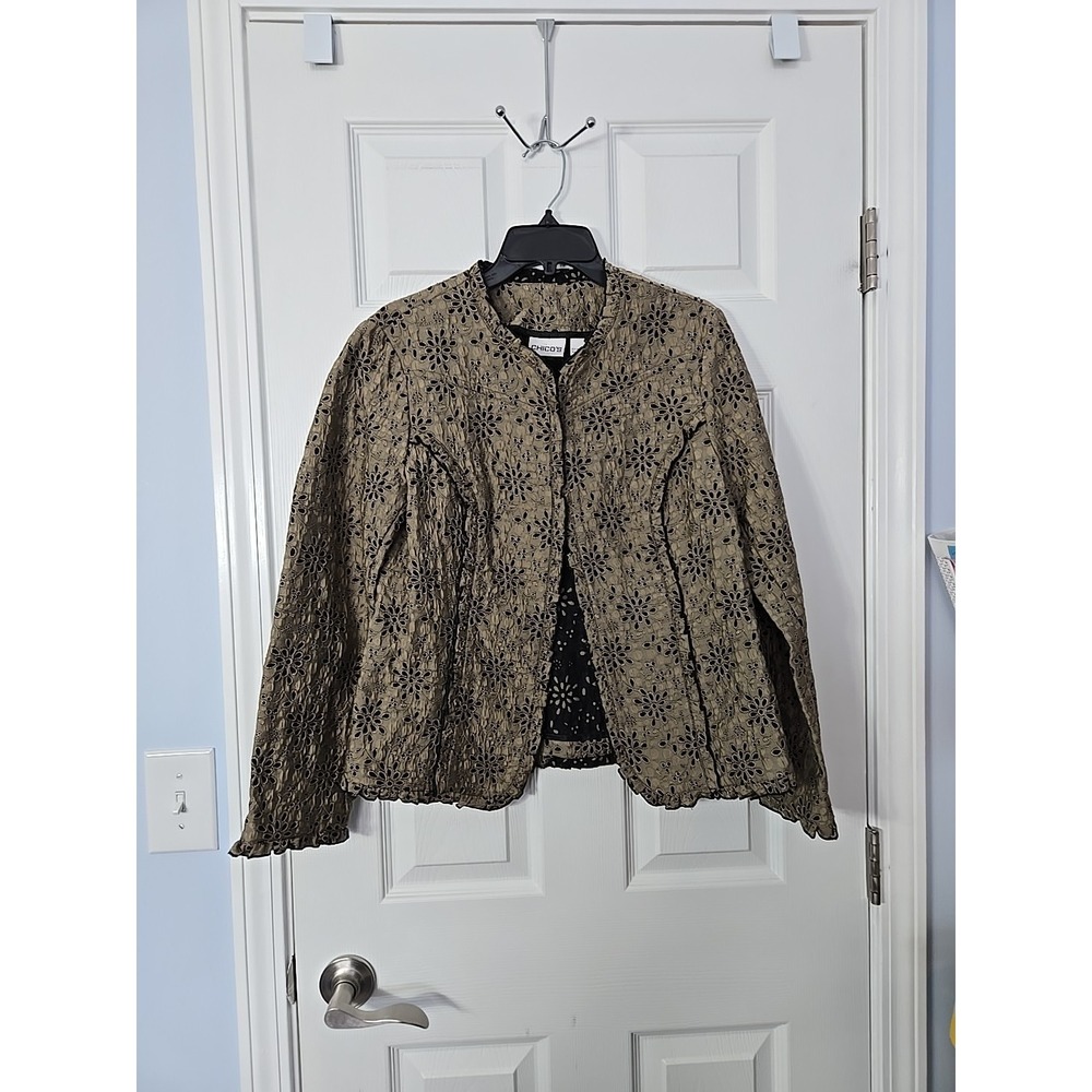 Chico's Womans Blazer Size 1 (8/10)‎  Eyelet Fabric With Hook & Eye Closure Gold